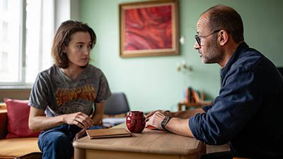 Женщина сидит на предварительной консультации